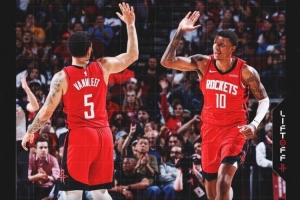 火箭官方晒赢球海报：范弗里特和小贾巴里登上封面