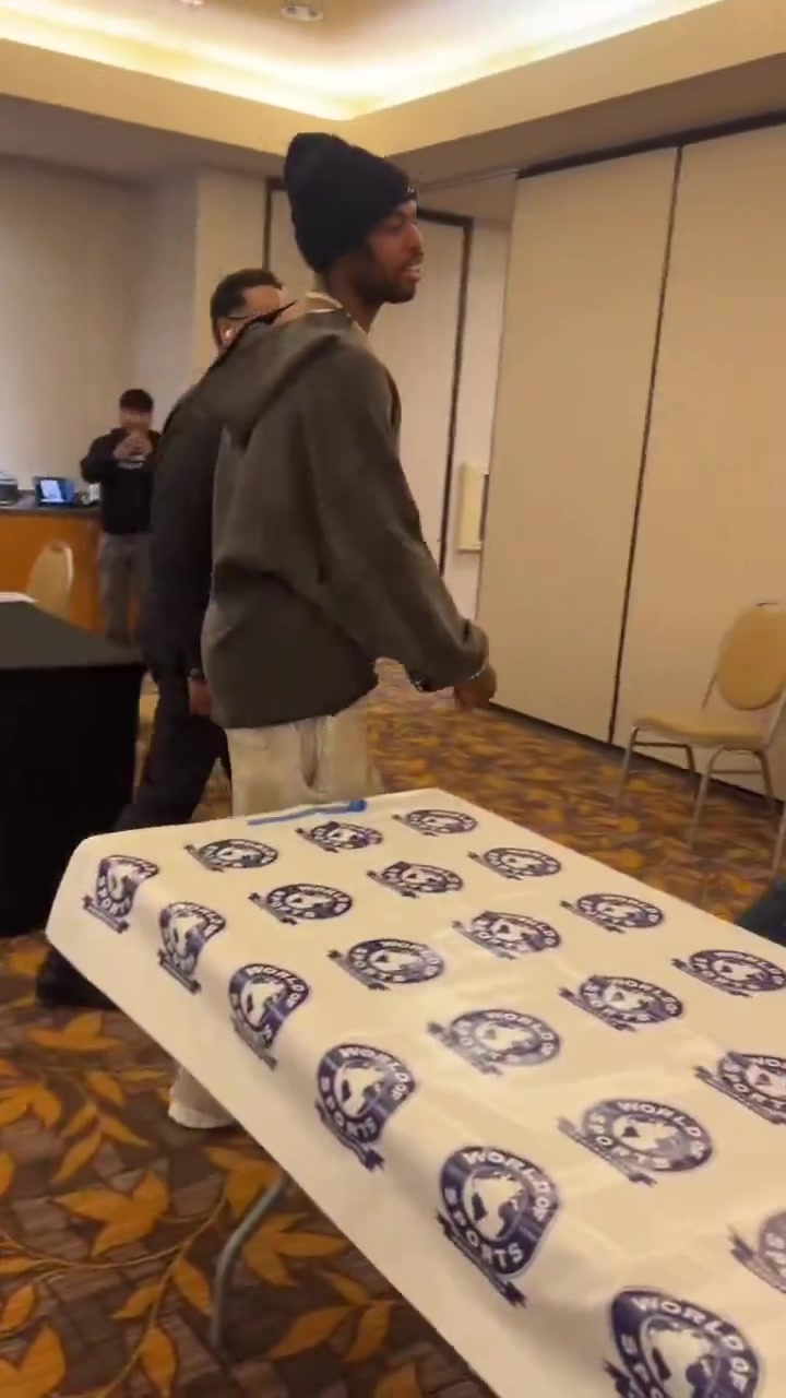 星空体育APP-这该死的羁绊！球迷反穿巴特勒球衣要签名 希尔德一脸羞涩爆粗口