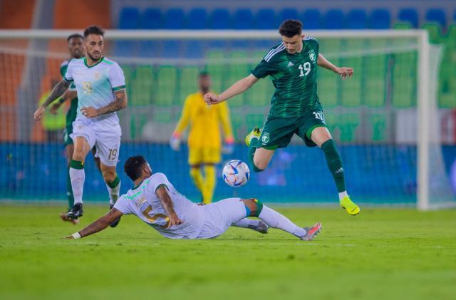 1680439711458008142.jpg 沙特队1比2负于玻利维亚队,两连败送别法国籍主教练雷纳德.jpg